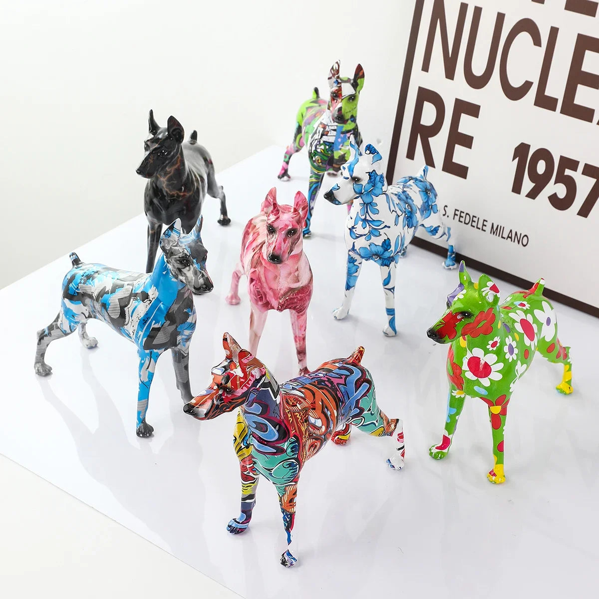 Simple Creative Pet Handle Graffiti Color Doberman Dog Statue Decorations Home Entrance Wine Cabinet Office Decor Resin Crafts